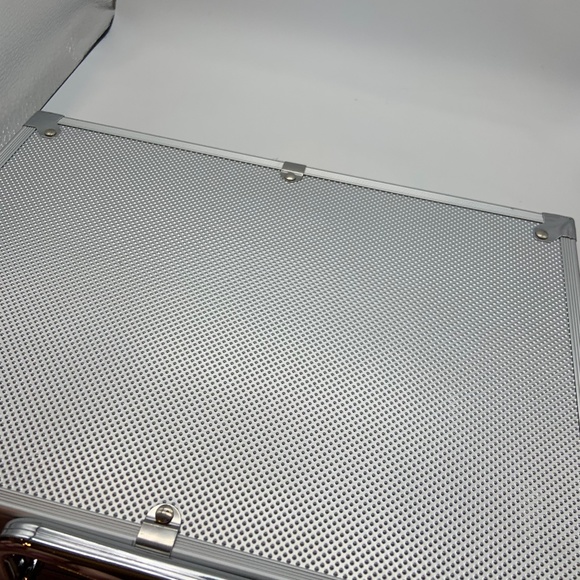 Premium Casino Style Poker Set Poker Chips, Cards, & More with Carrying Case - Picture 11 of 16